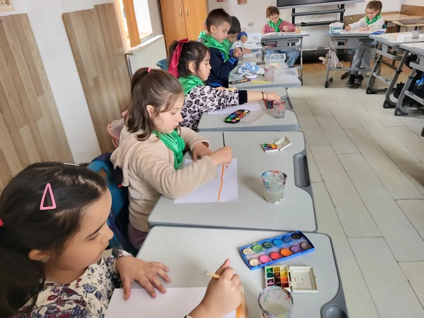 Copii participând la Atelierul fanteziei