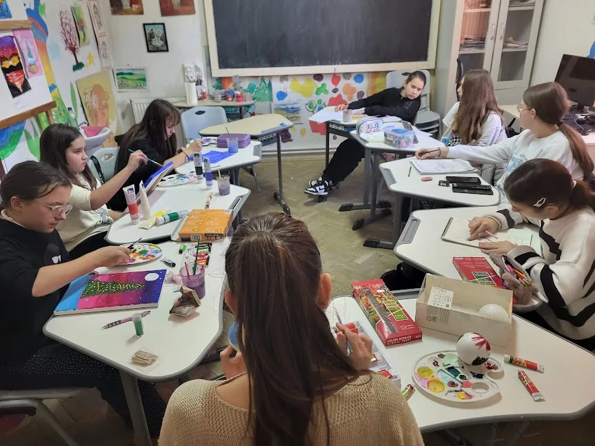 Copii participând la Atelierul fanteziei