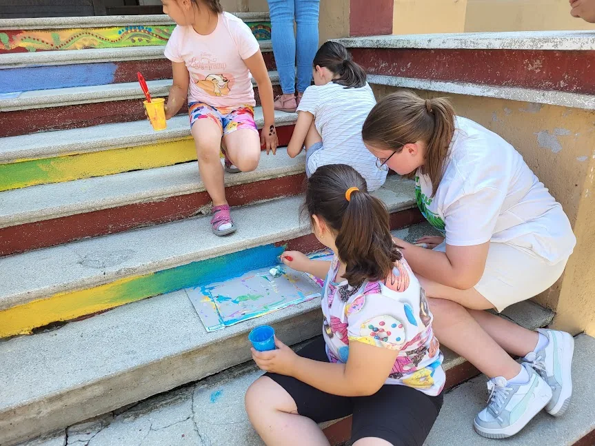 Copii participând la Atelierul fanteziei