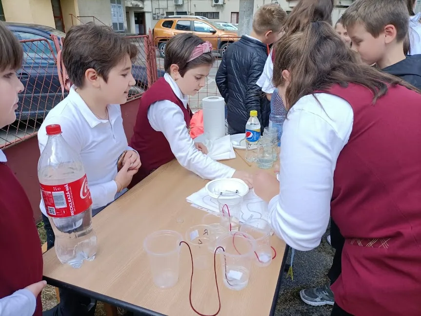 Copii participând la Chimie experimentală