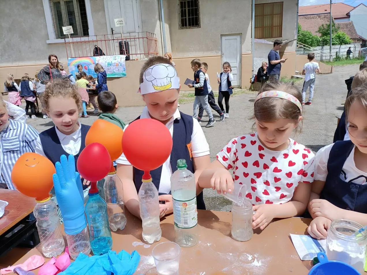 Copii participând la Chimie experimentală