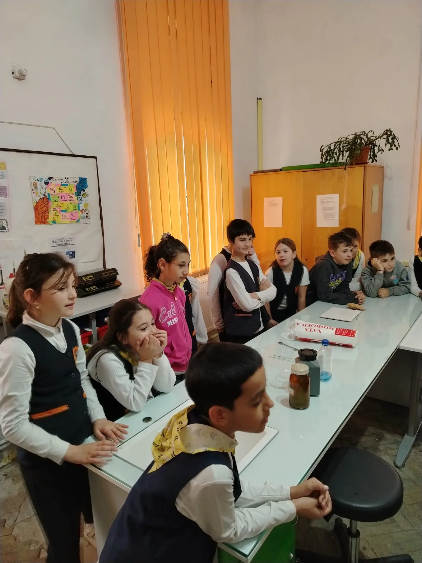 Copii participând la Chimie experimentală