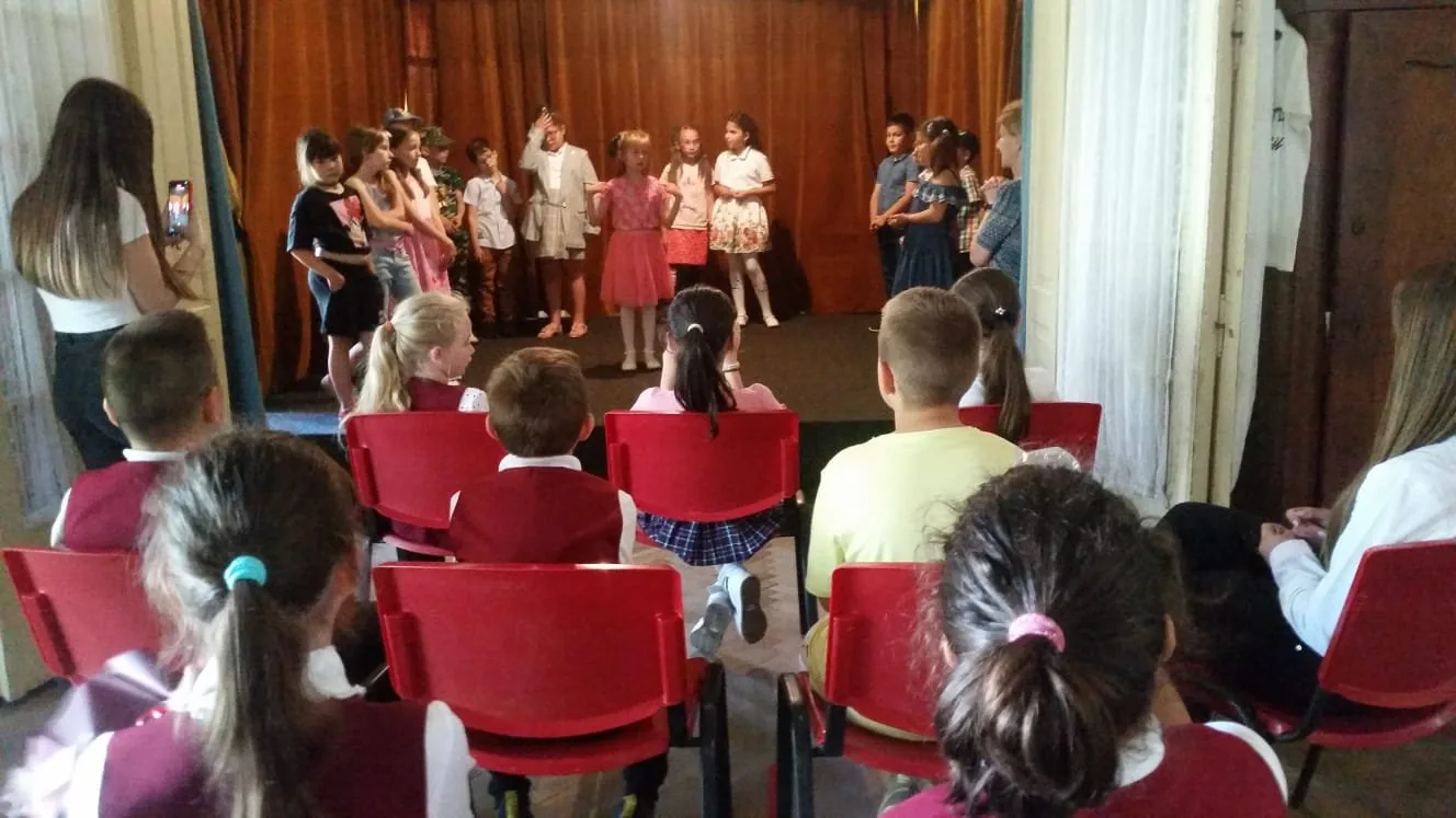 Copii participând la Cultură și civilizație engleză