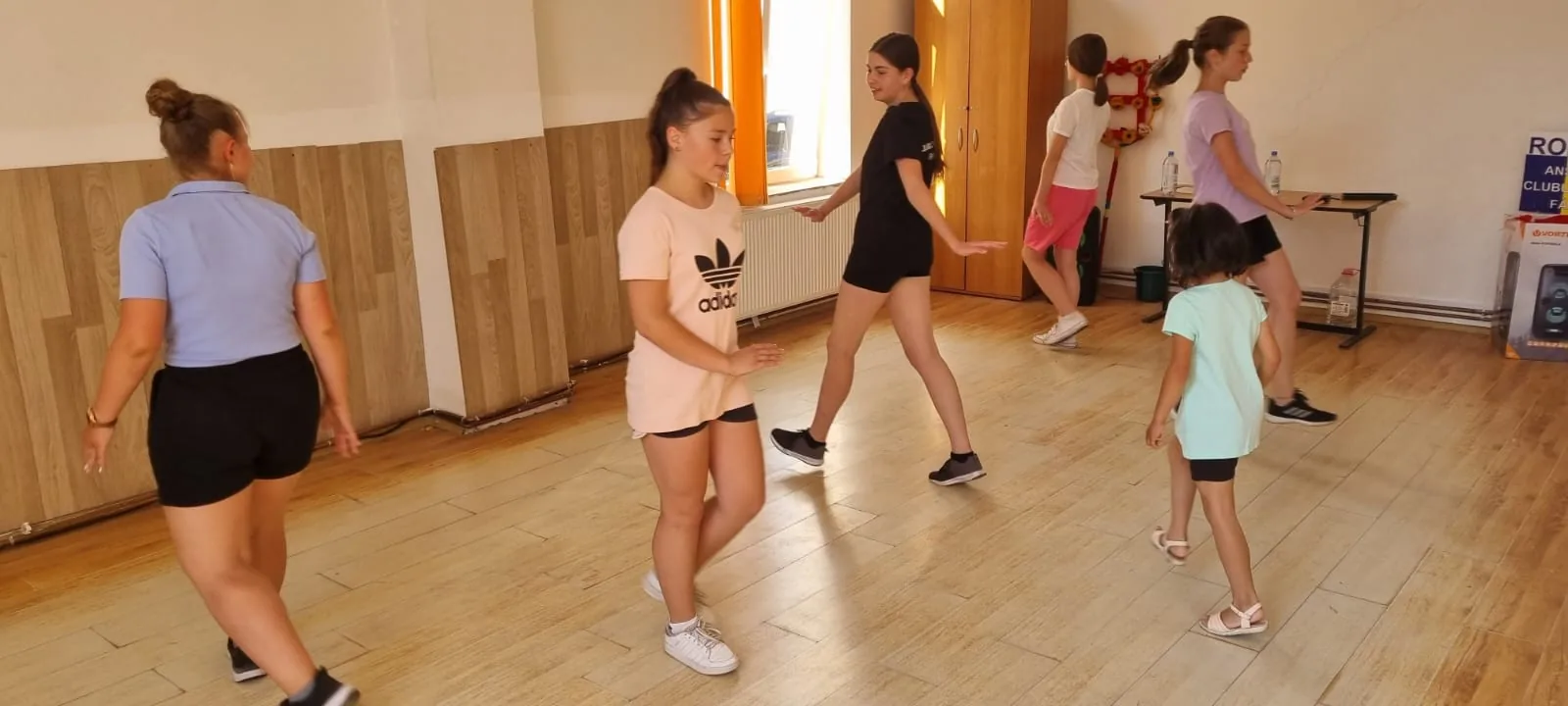 Copii participând la Dans