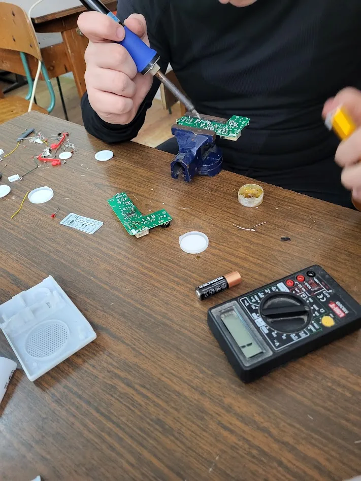 Copii participând la Electronică / Tehnologii