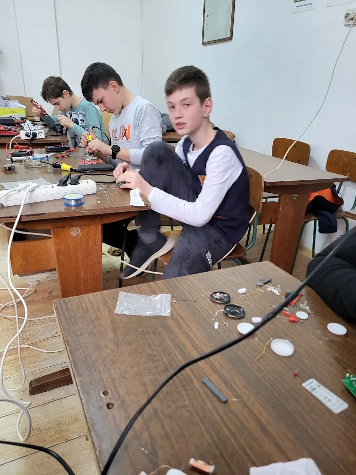 Copii participând la Electronică / Tehnologii
