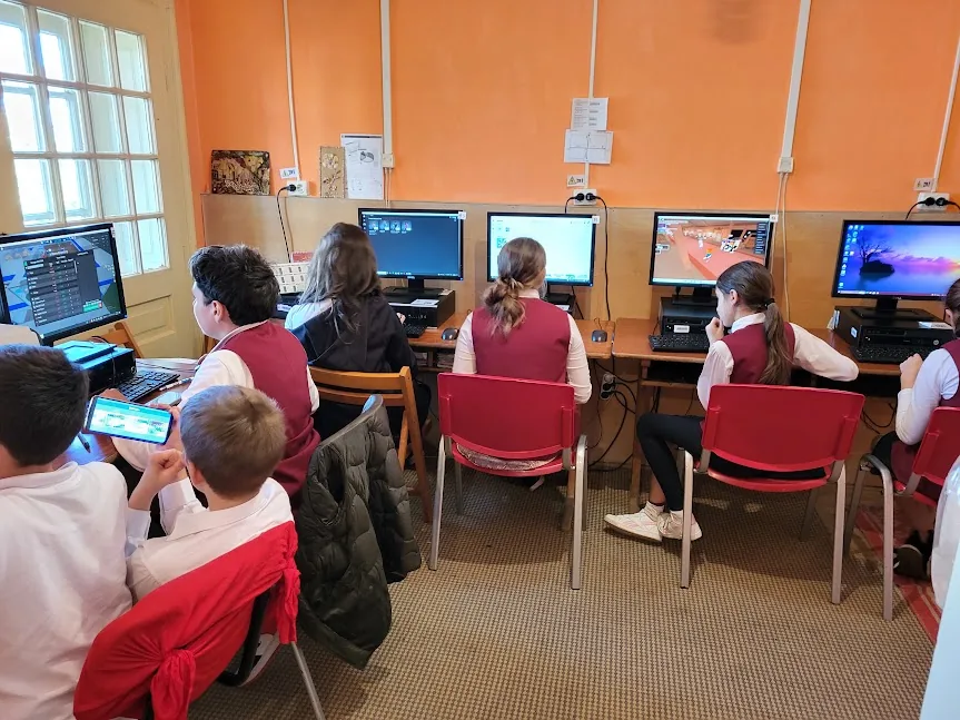 Copii participând la Jocuri logice / Informatică