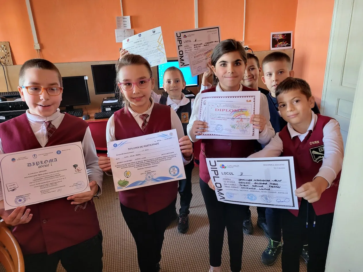 Copii participând la Jocuri logice / Informatică