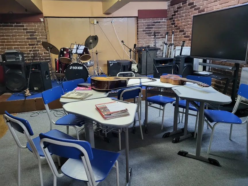 Copii participând la Muzică