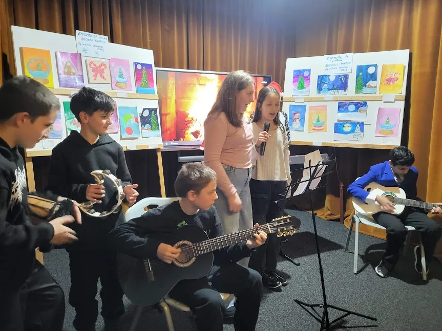 Copii participând la Muzică