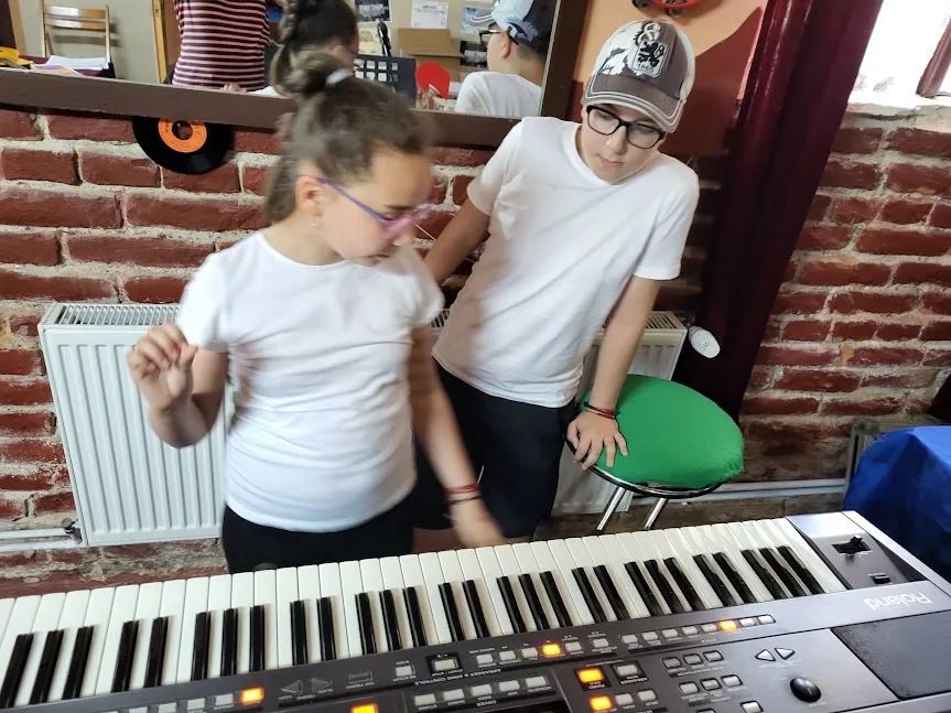Copii participând la Muzică